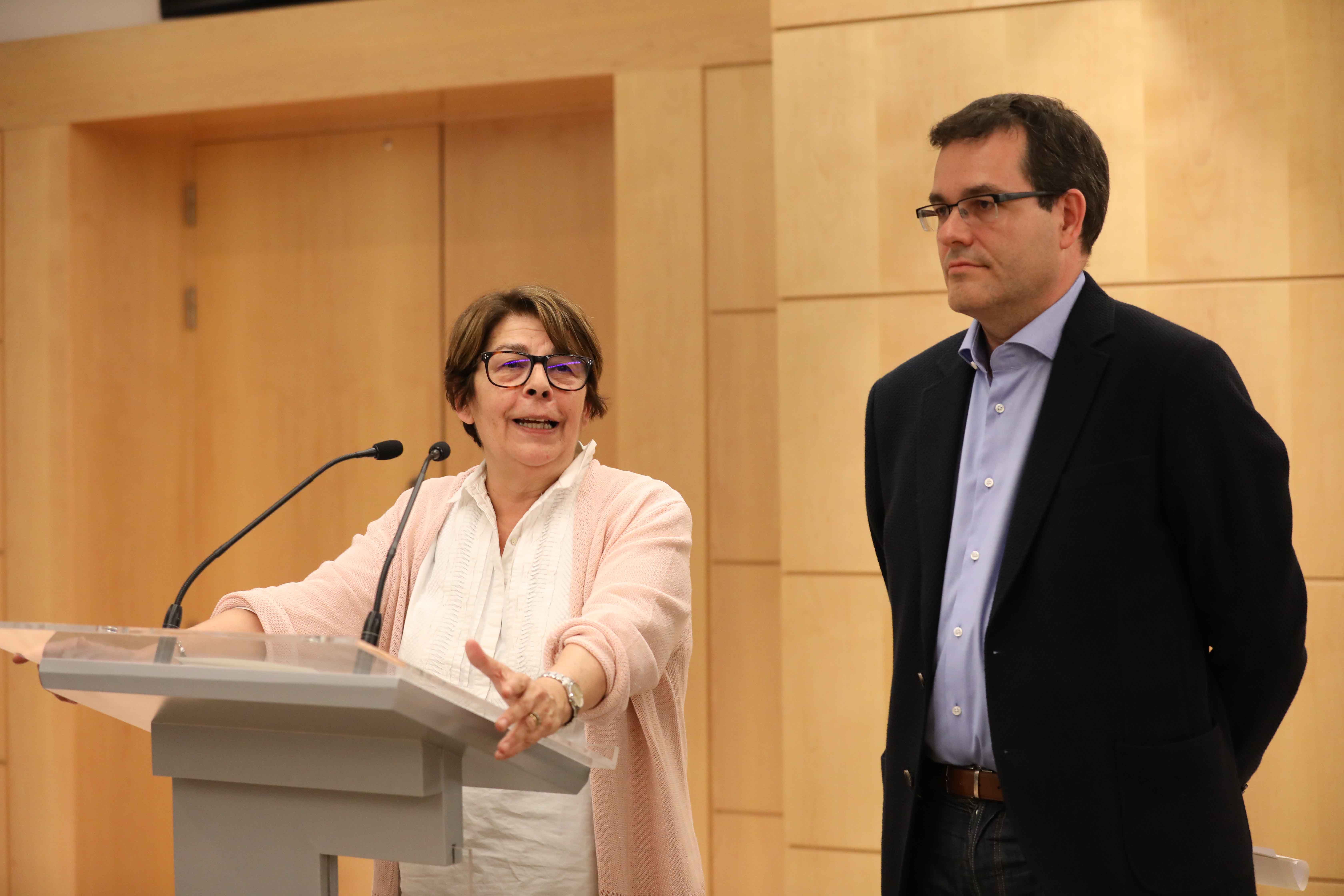 La delegada de Medio Ambiente y Movilidad, Inés Sabanés, y el concejal del PSOE, Chema Dávila, durante su comparecencia ante la prensa tras el encuentro mantenido hoy